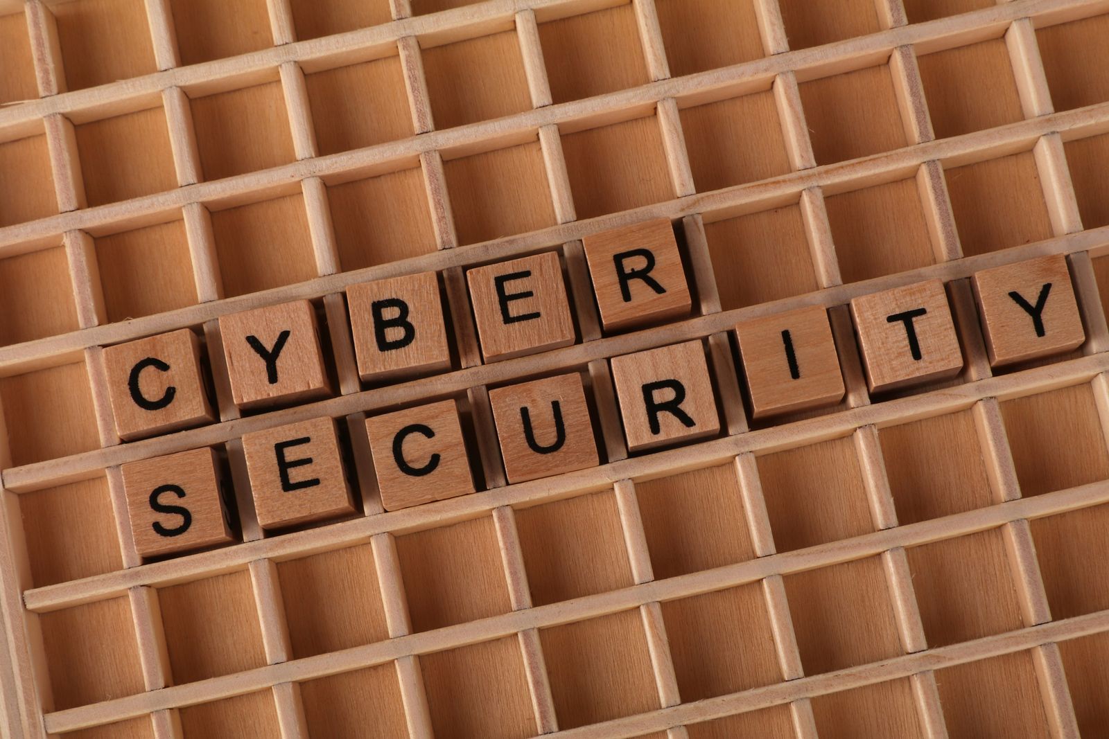 Des lettres en bois forment les mots cyber security