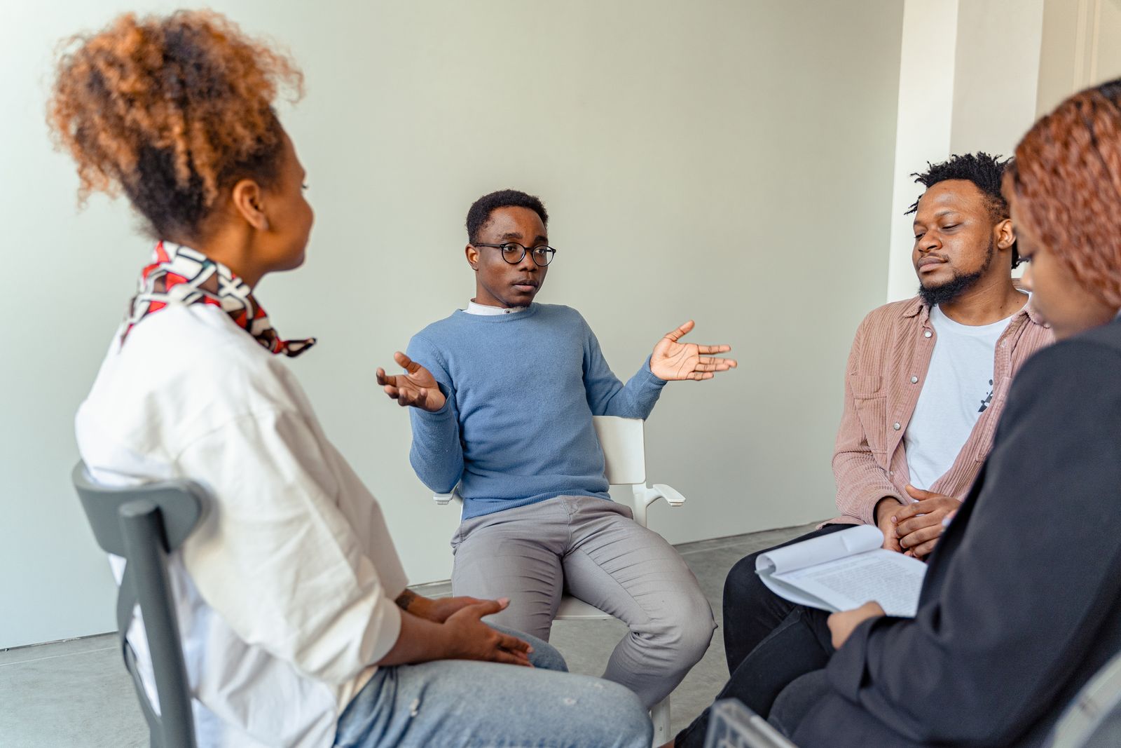 Un groupe d'adultes échange en cercle lors d'un atelier