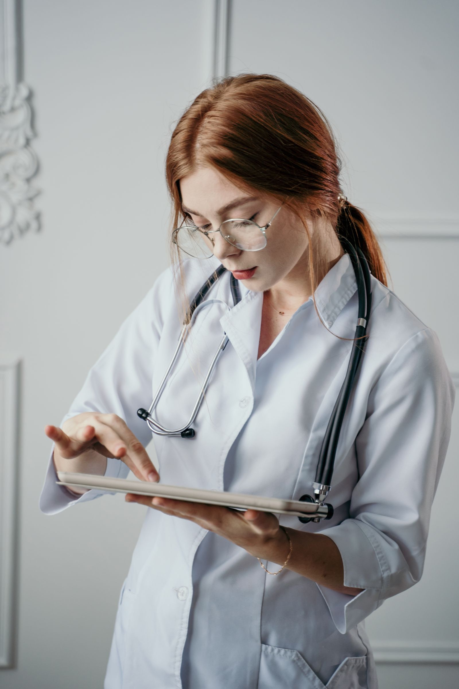 Une médecin consulte une tablette numérique
