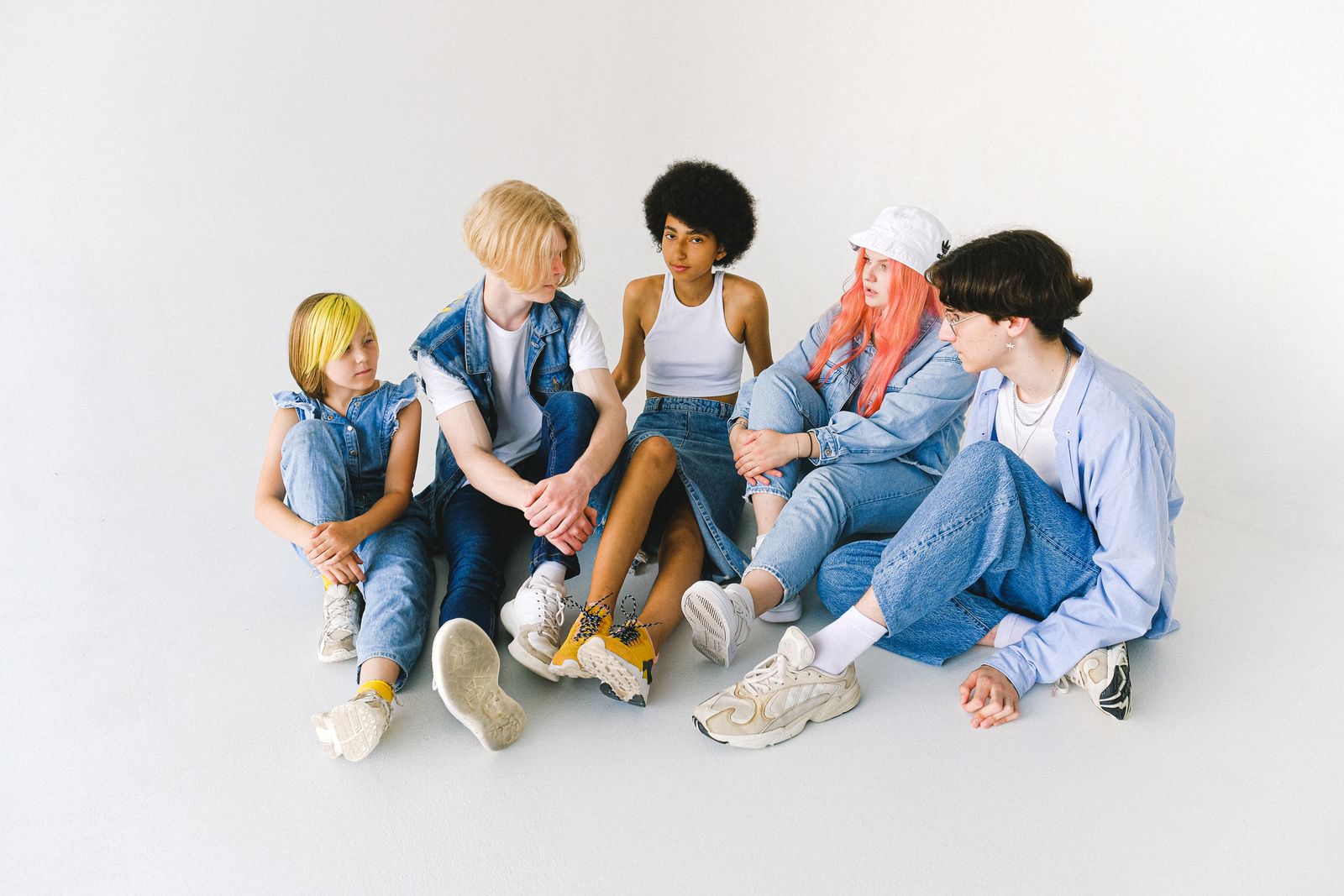 Des jeunes discutent ensemble, assis au sol