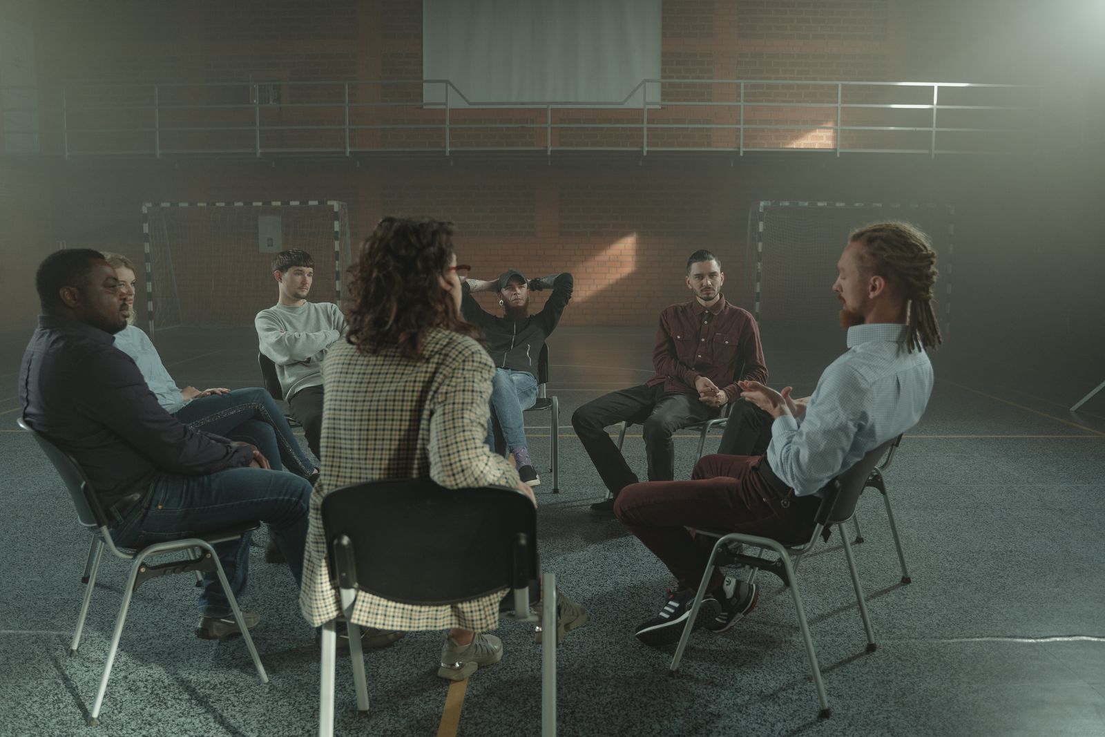 Un groupe de personnes échange assis en cercle